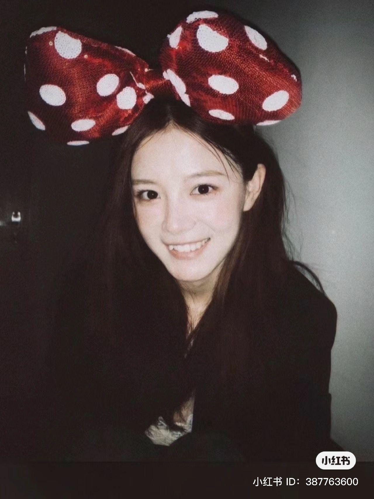 香港人在北京|秘書小莉令姚筱筱Cola成為焦點,她被讚似蔡卓妍。(姚筱筱微博)