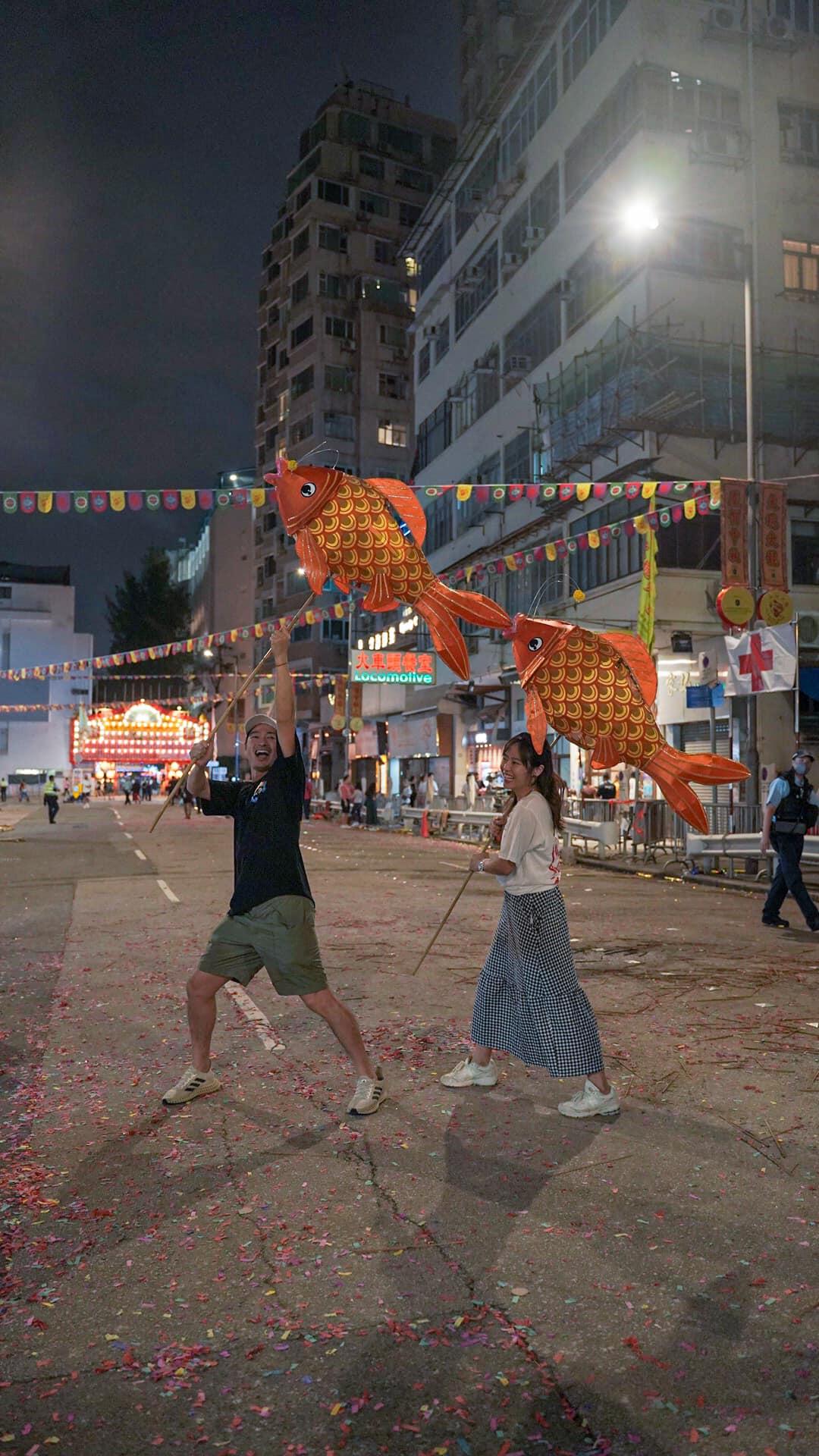 王宗堯中秋節與女友睇舞火龍 齊齊玩舞巨魚,兩人笑容燦爛。