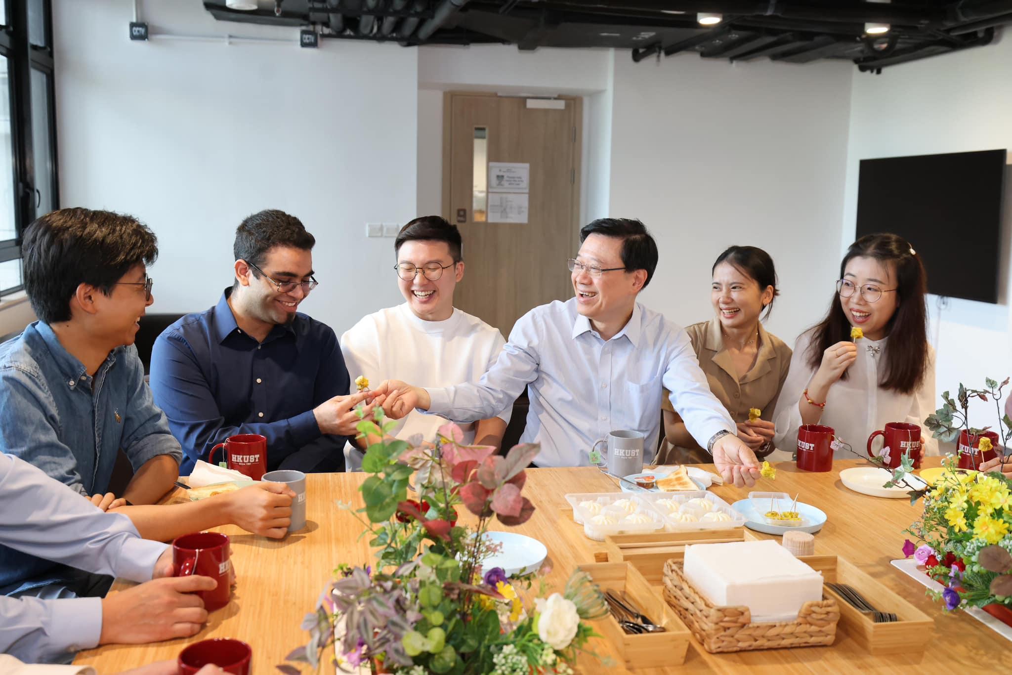 施政報告2023|李家超與外國學生交流 指研究建設國際專上教育樞紐 (@fb 李家超 John KC Lee)