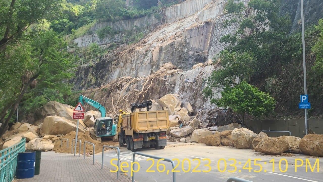 筲箕灣耀興道在9月一場世紀暴雨後,發生嚴重山泥傾瀉。