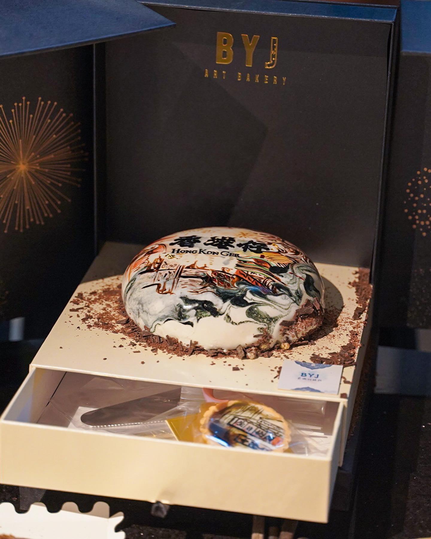 45歲生日的王宗堯收到一佪寫有「香港仔」的蛋糕,非常有心思。