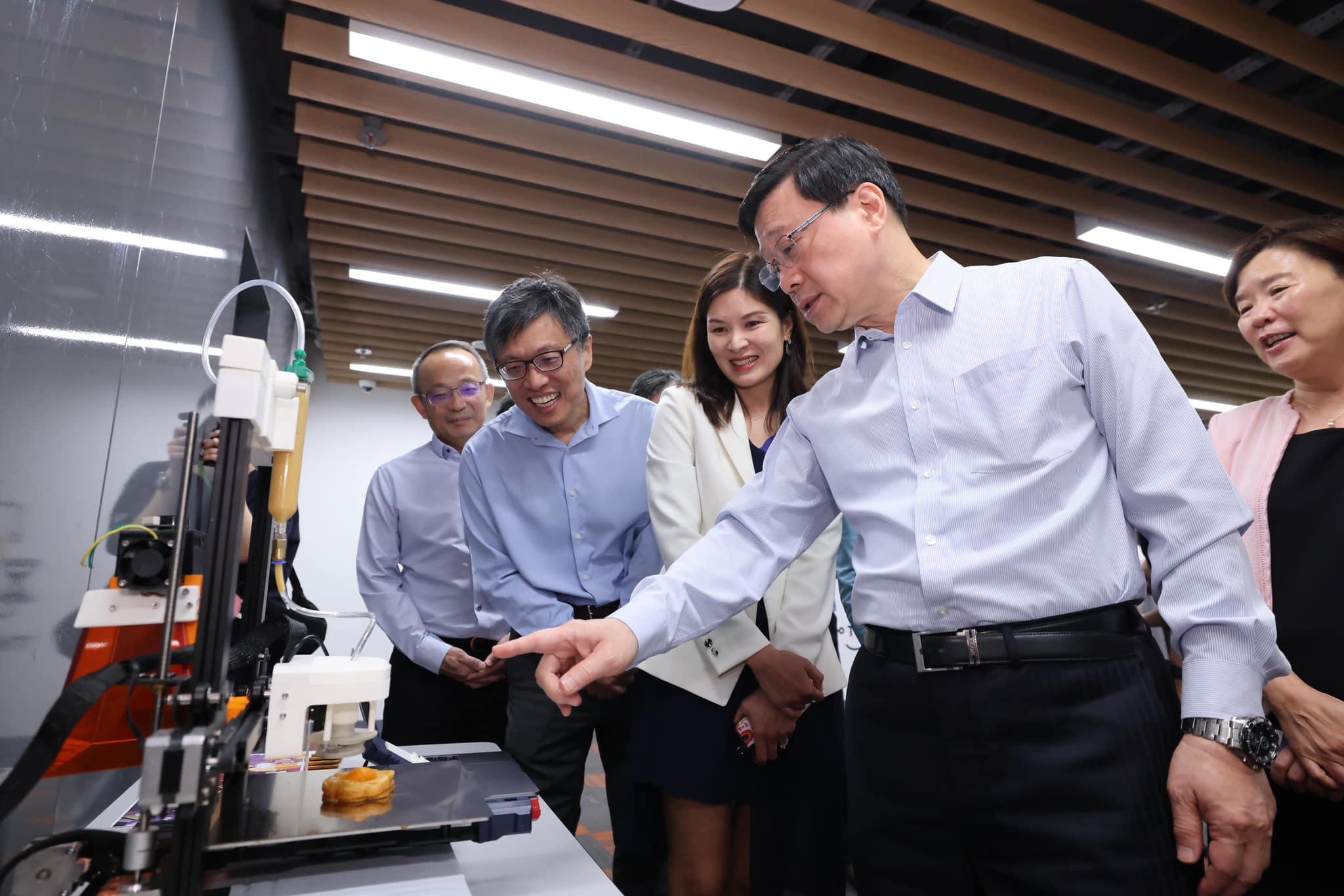 施政報告2023|李家超到科大與學生交流 鼓勵留港發展