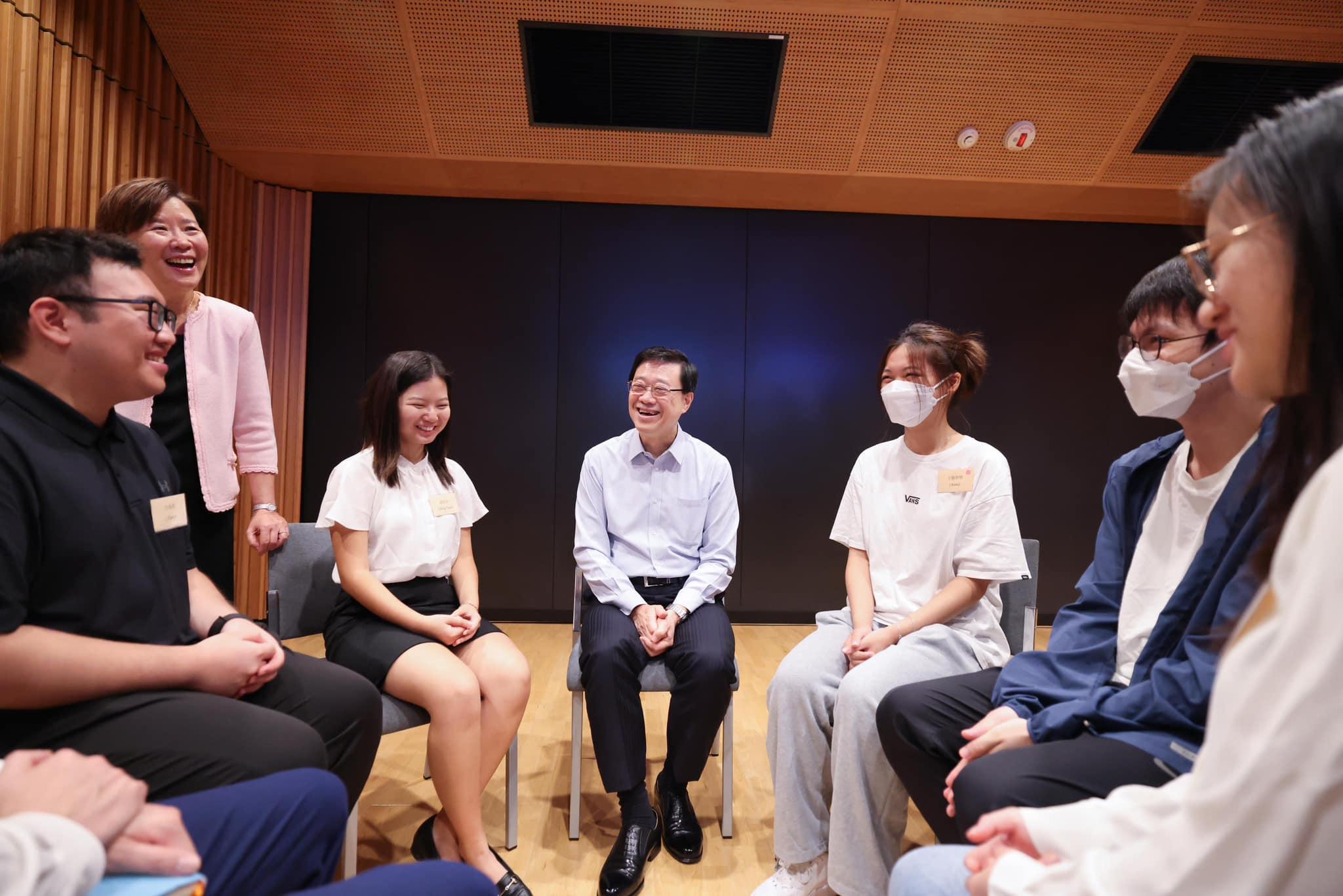 施政報告2023|李家超與外國學生交流 指研究建設國際專上教育樞紐 (@fb 李家超 John KC Lee)