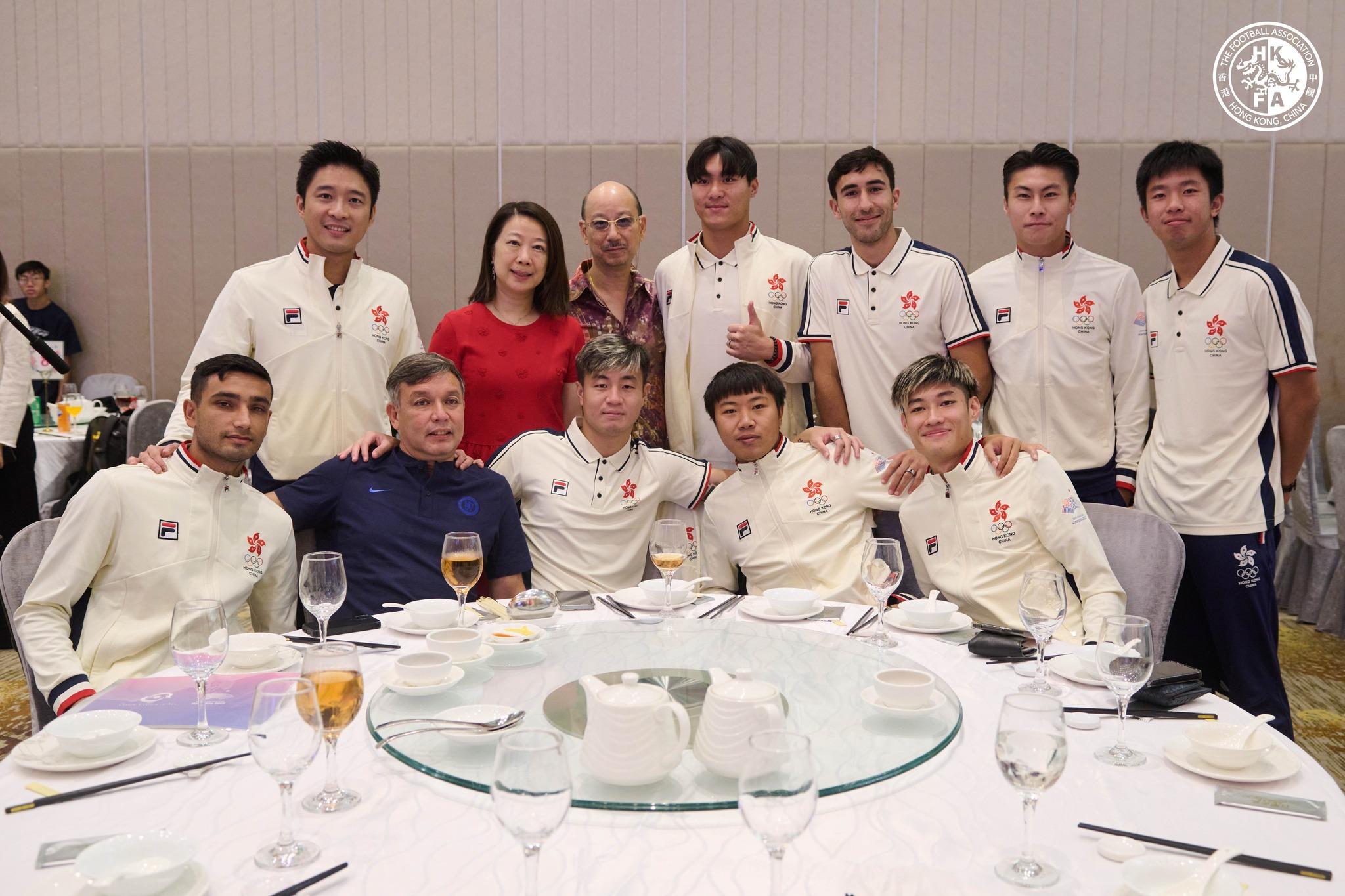 香港男子足球代表隊在杭州亞運創下第4名的史上最佳成績。足總舉行午宴表揚一眾職球員,足總董事公布派發85萬特別獎金作為獎勵。(足總圖片)