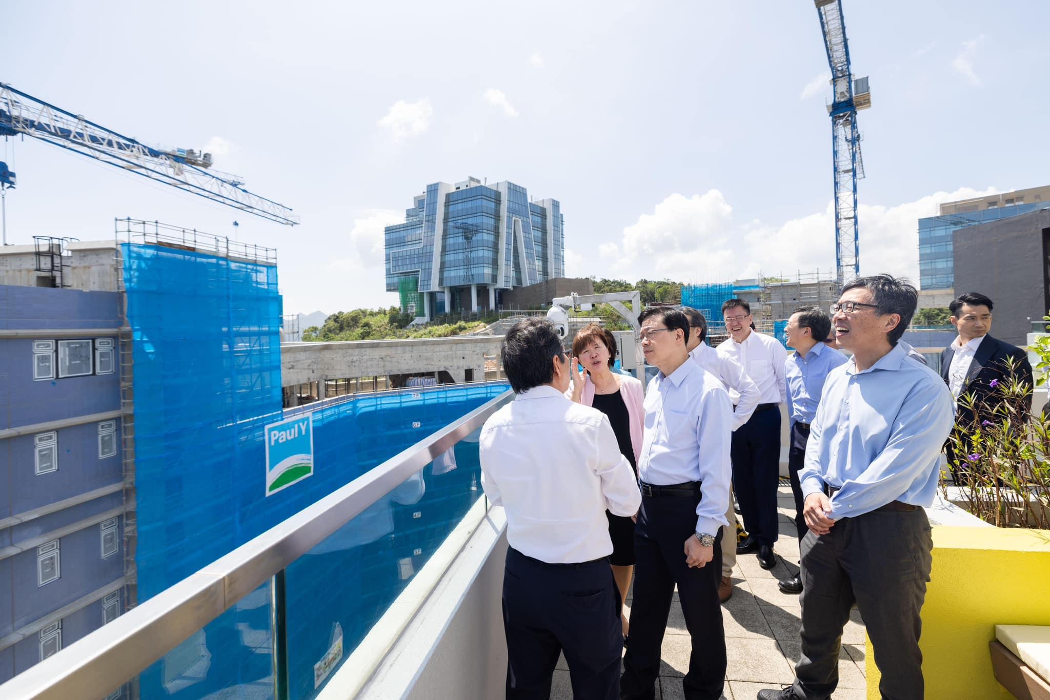 施政報告2023|李家超與外國學生交流 指研究建設國際專上教育樞紐 (@fb 李家超 John KC Lee)