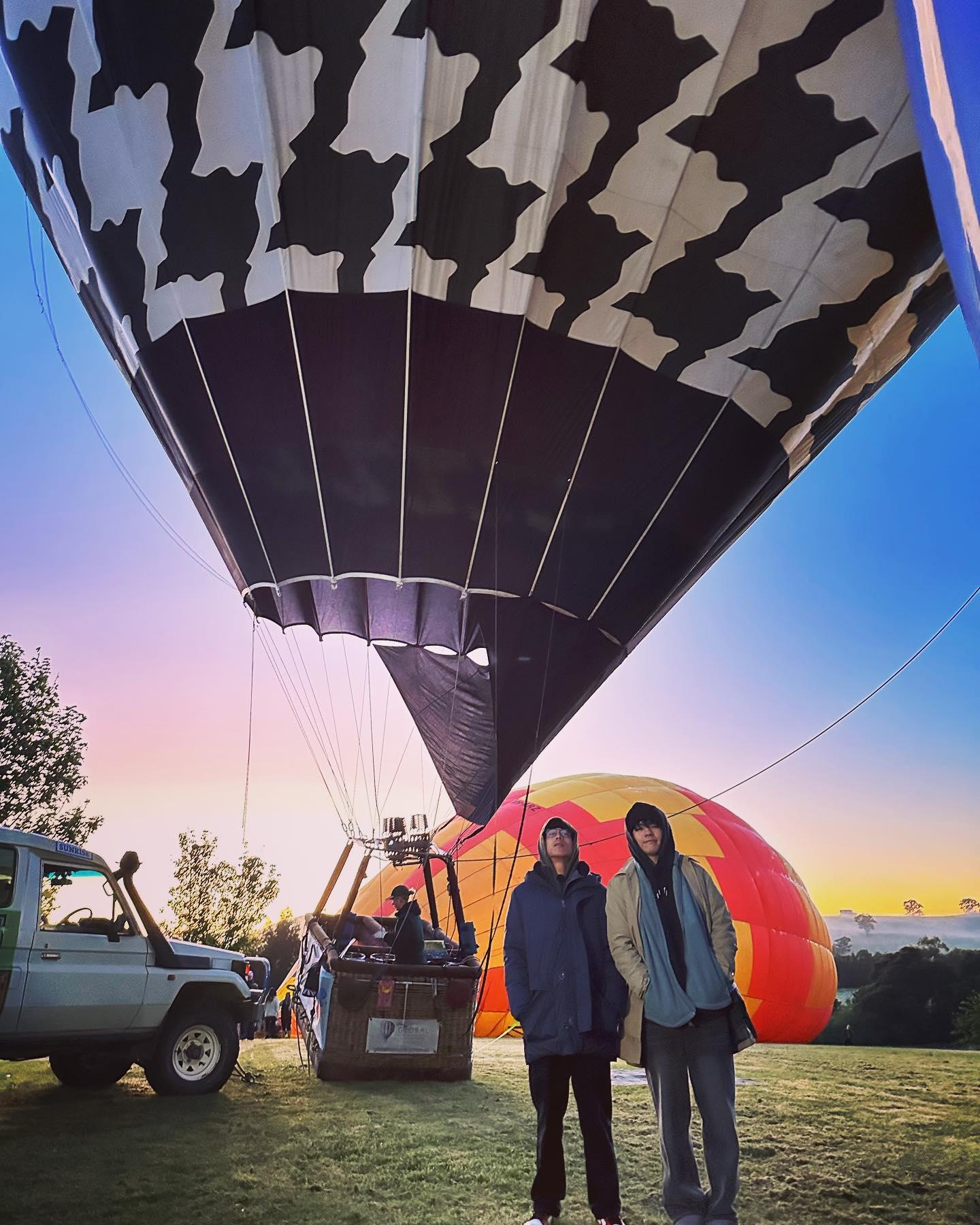 AK江𤒹生在社交平台曬「Ianson」於澳洲拍團綜時的合照放閃。