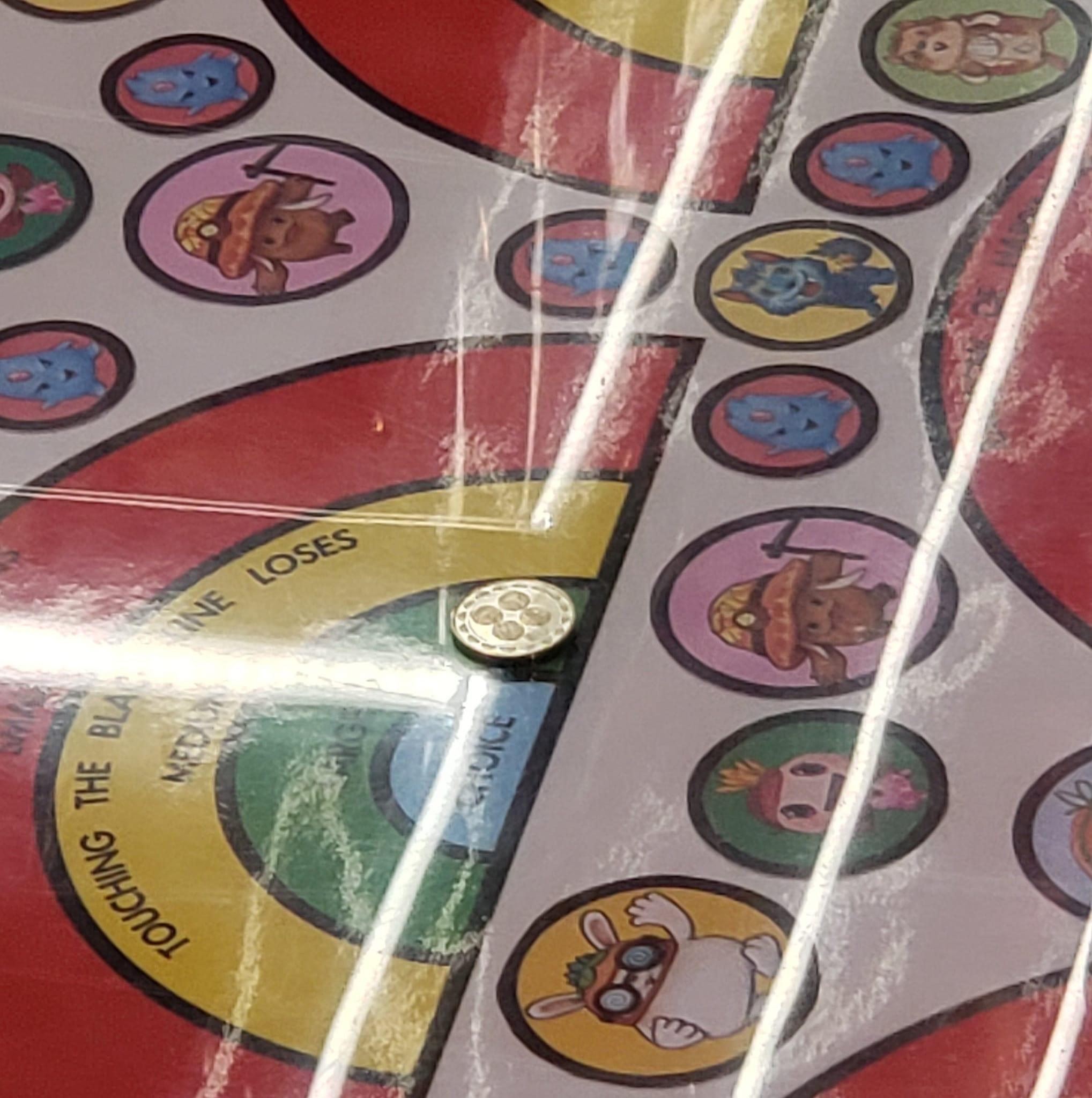 屯門華都商場的「美國冒險樂園」,有顧客質疑擲彩虹遊戲的代幣大過綠色範圍,導致永遠無法中獎,質疑詐騙即場報警求助。(網上圖片)