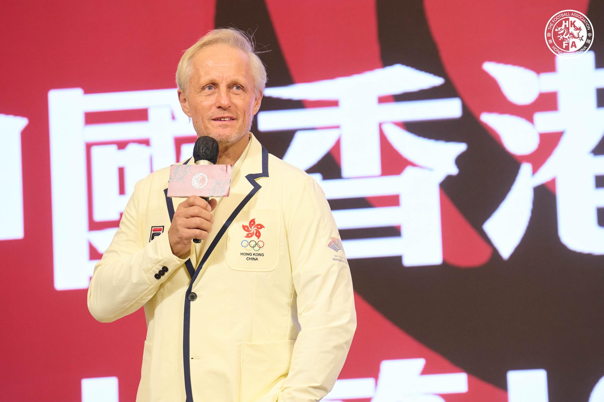 香港男子足球代表隊在杭州亞運創下第4名的史上最佳成績。足總舉行午宴表揚一眾職球員,足總董事公布派發85萬特別獎金作為獎勵。港隊主帥莊恩安達臣希望市民對港足的支持可以延續至周四(12日)主場鬥不丹的世盃外第一圈賽事。(足總圖片)