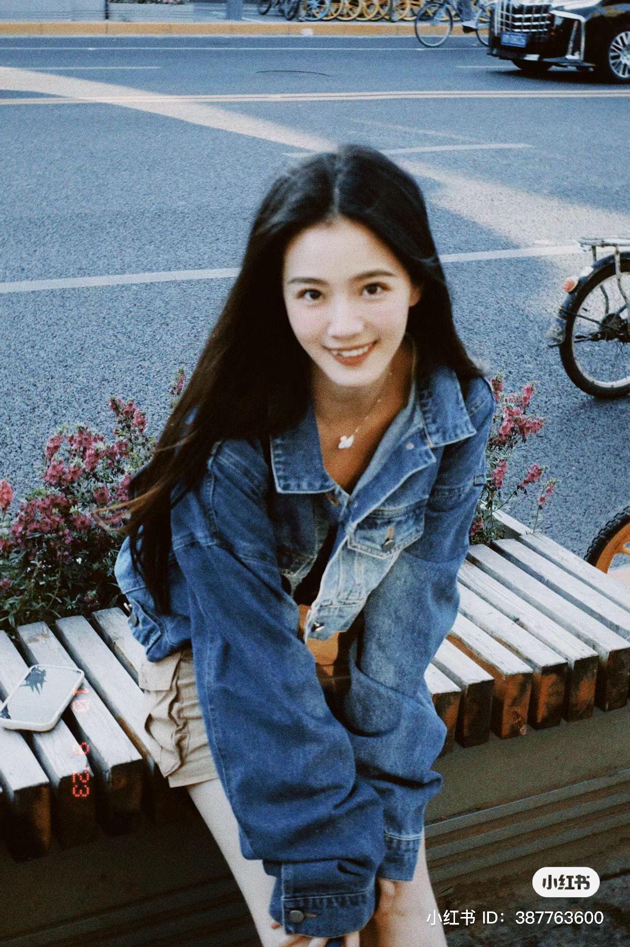 香港人在北京|秘書小莉令姚筱筱Cola成為焦點,她被讚似蔡卓妍。(姚筱筱微博)