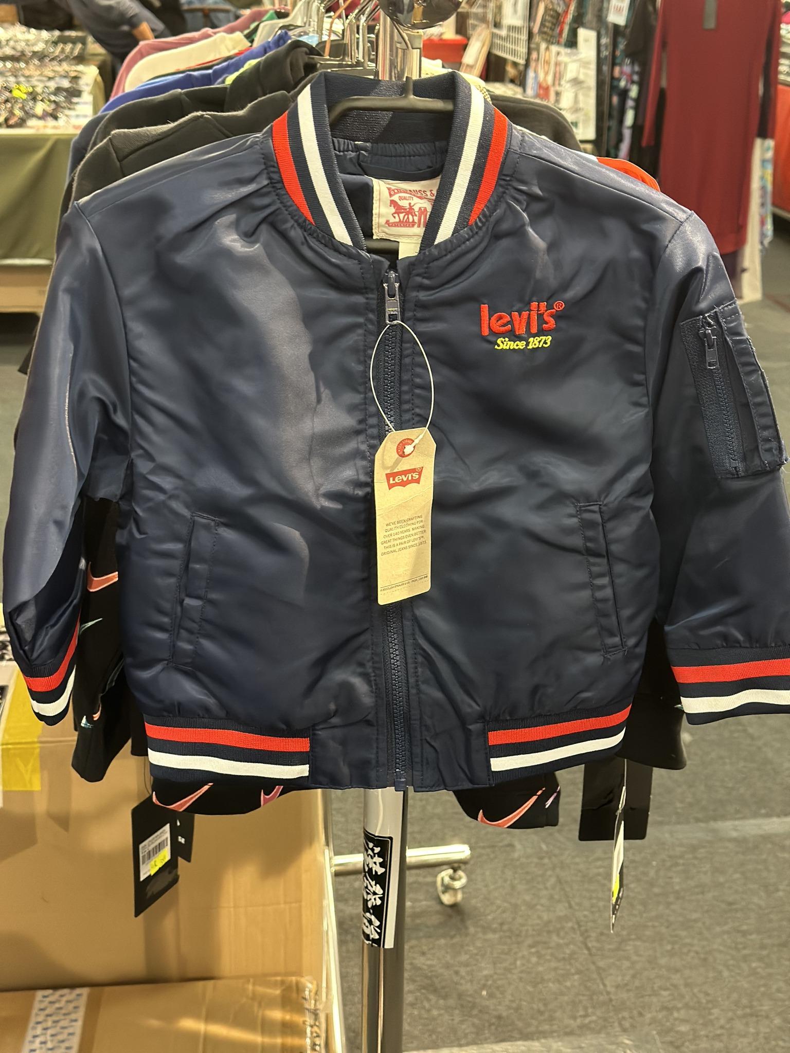 銅鑼灣開倉,Levi‘s上衣減價(時代廣場展銷集FB)