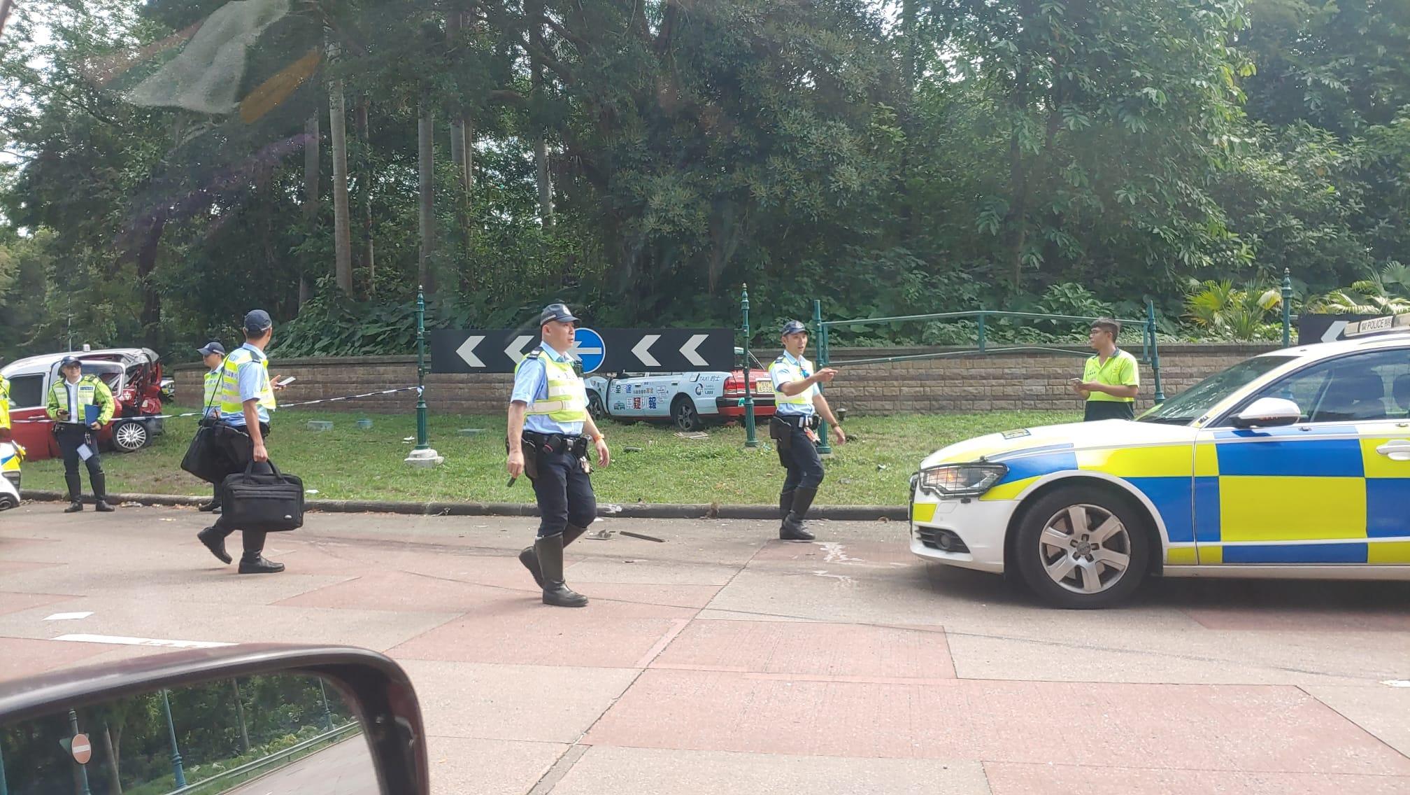 迪士尼樂園神奇道兩的士相撞一死四傷 男司機昏迷送院搶救後不治 (更新)