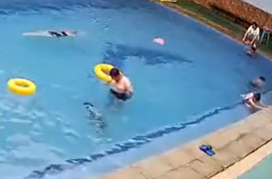 一名成年男在男童身旁觀望多時,也沒有喊人幫忙