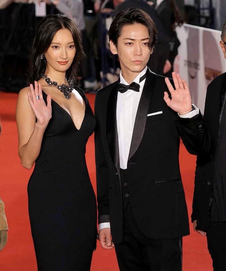 菜菜緒性感行紅氈;龜梨和也未有回答尊尼事務所問題。