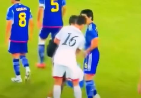 北韓球員走向日本職員要求給他水。(影片截圖)