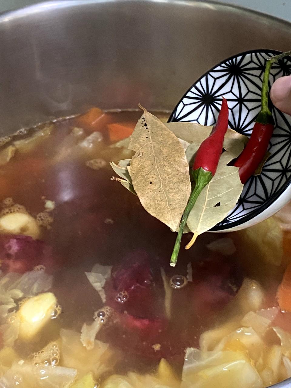 羅宋湯食譜│加入牛腩,再加入香葉、胡椒粉和原隻辣椒,開大火滾10分鐘,收中細火煲2小時