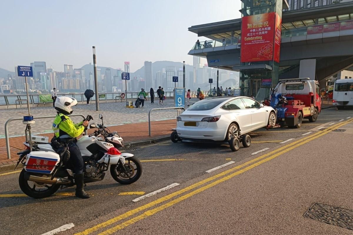 警方在中秋節長假期打擊違例泊車,並拖走嚴重阻塞交通的車輛。(警方提供)