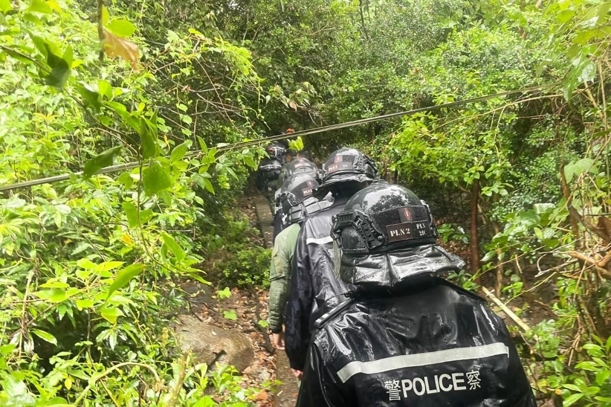 警方、消防處和民安隊在颱風襲港期間,繼續登山搜救失蹤男生曾憲哲。(警方FB圖片)