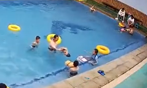 最終在男童溺水7分鐘後,該名成年男才將用腳他從水底撈起。