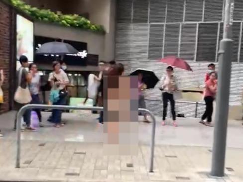 網上熱話|祼女跑向對面行人路。(網片截圖)