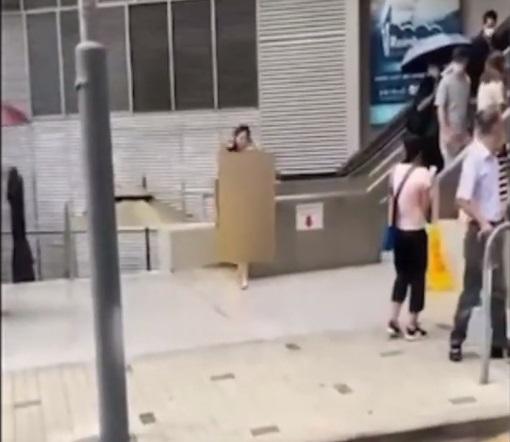 網上熱話|祼女站起身整理頭髮。(網片截圖)