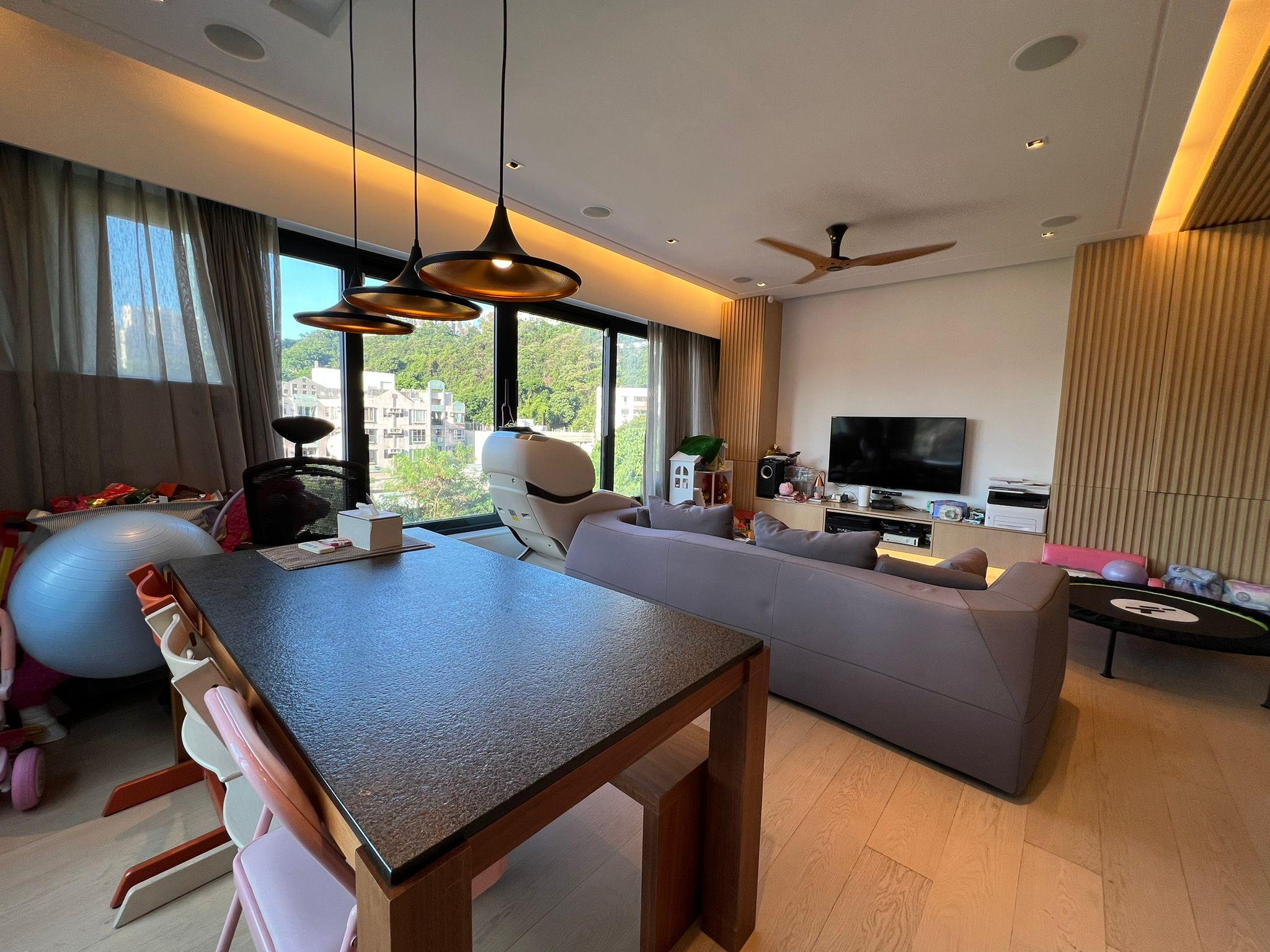 偌大的客飯廳,樓底高,面向開揚樓景和山景,採光度高。