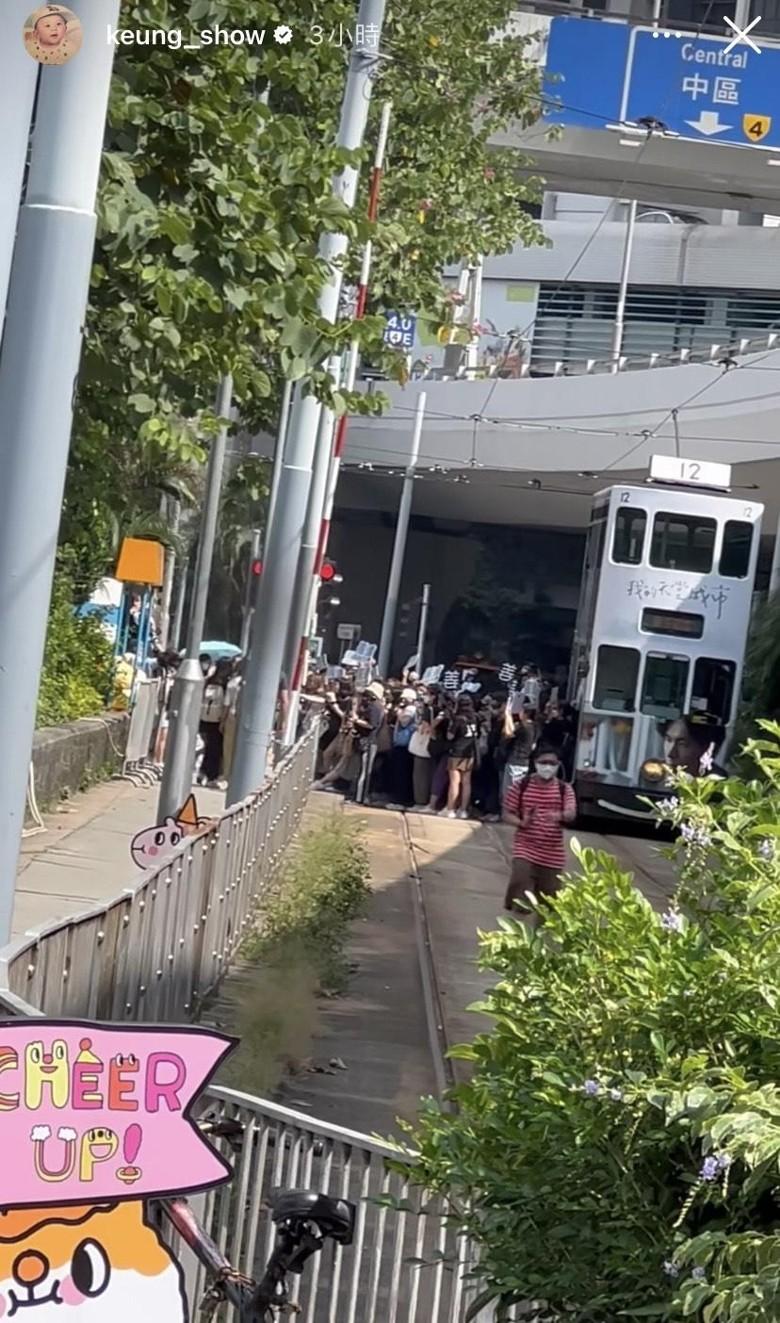 姜濤早前跑步遇到fans影自己新片《我的天堂城市》電車廣告(姜濤IG)