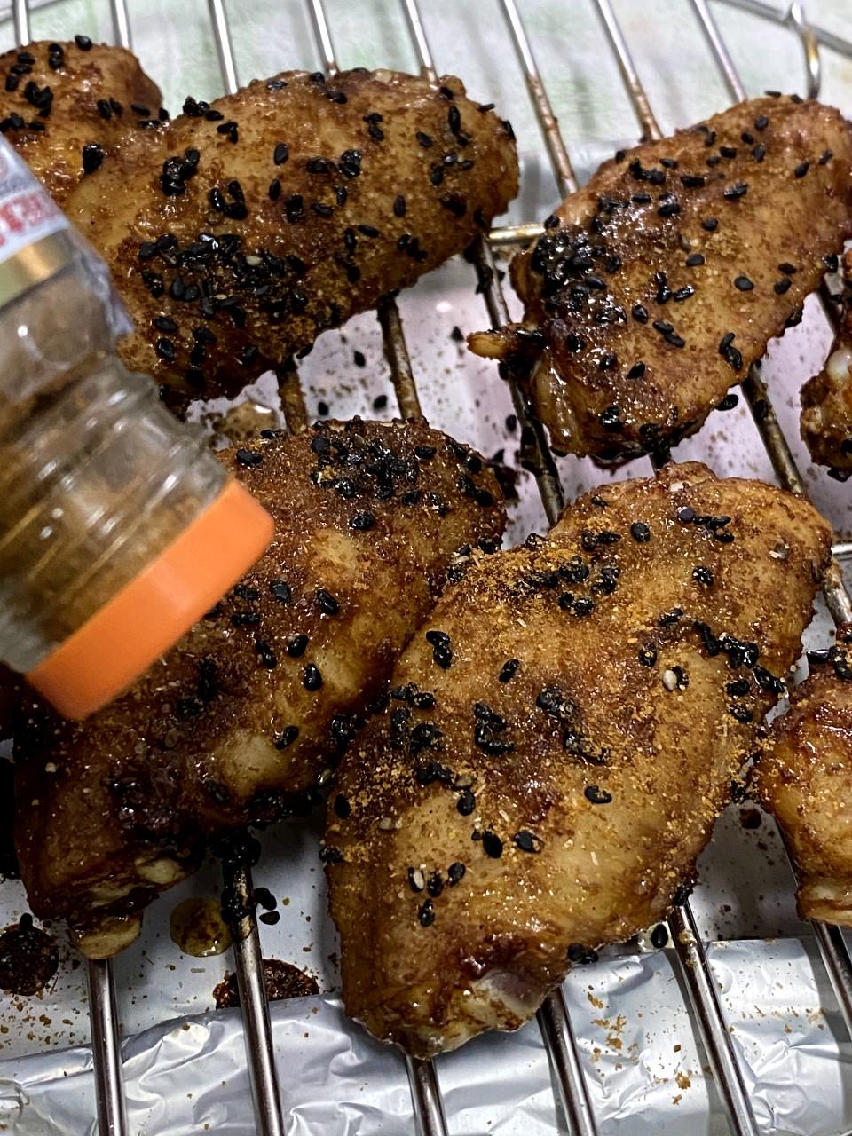 土匪雞翼食譜│最後再撒多點孜然粉,把溫度調至攝氏200度焗3分鐘,把表皮焗至更脆身。