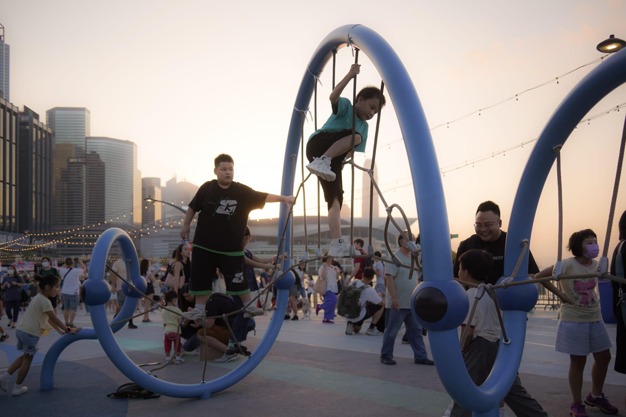 灣仔海濱市集吸引不少市民入場。(李睿哲攝)