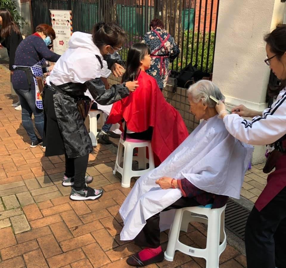 存戶通過參與縫紉雨傘、剪髮等義工服務,獲取「時分」,用以換取各類生活用品及參與中心活動,發揮社群互助解困的精神。