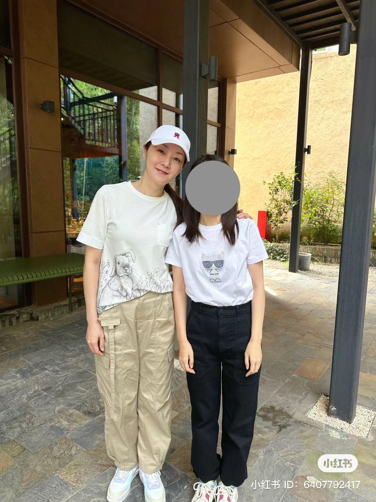 凍齡女神萬綺雯被中國網民野生捕獲及合照。(小紅書)