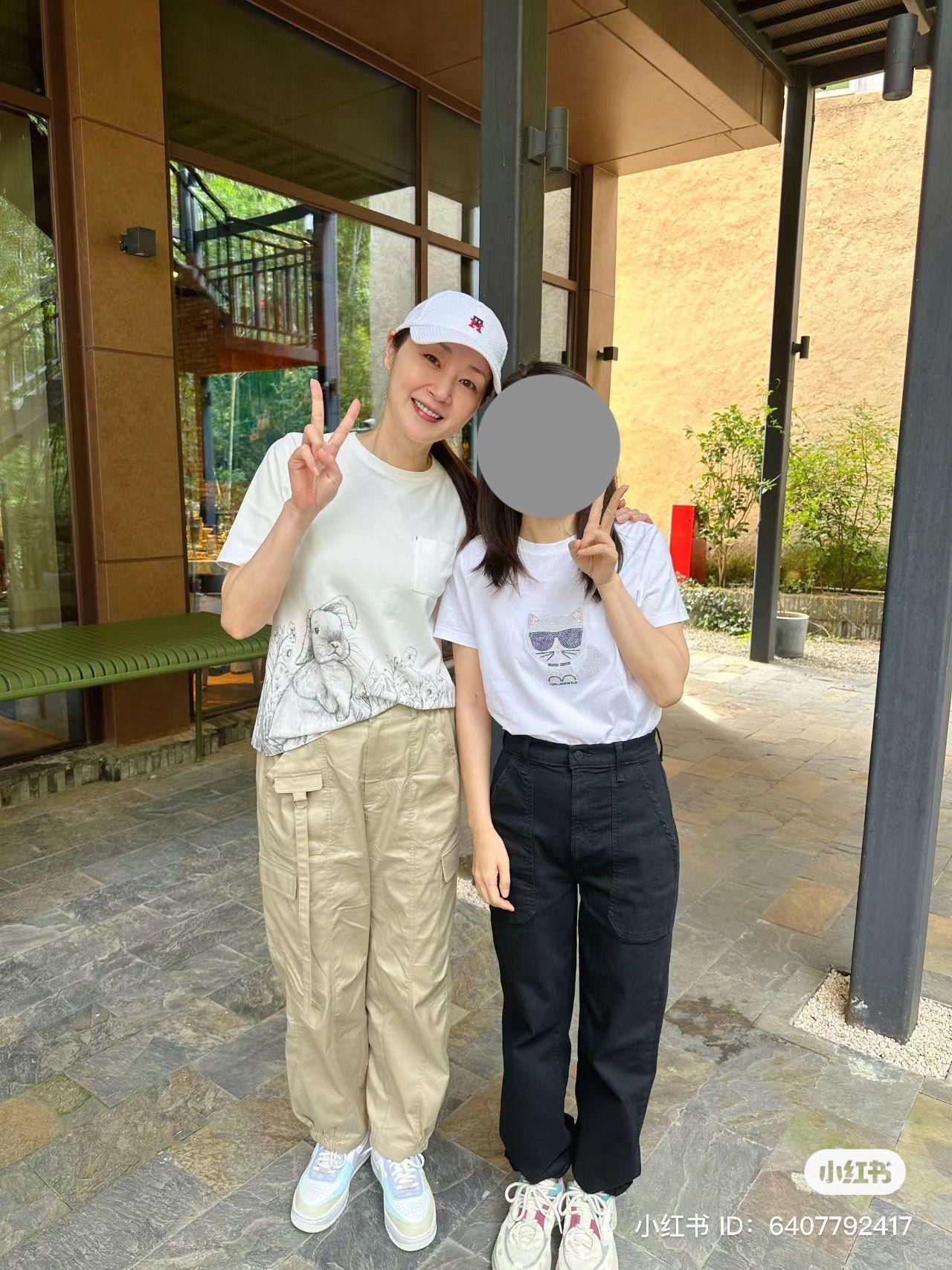 凍齡女神萬綺雯被中國網民野生捕獲及合照。(小紅書)