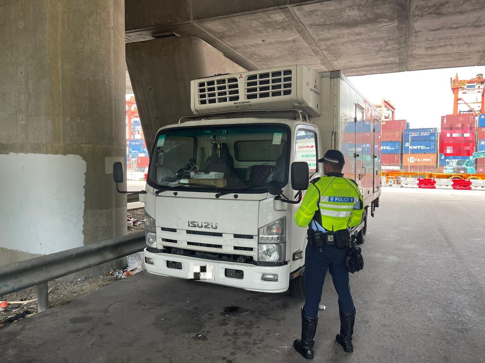 警打擊貨車違例發逾1200張牛肉乾 另截獲被通緝司機