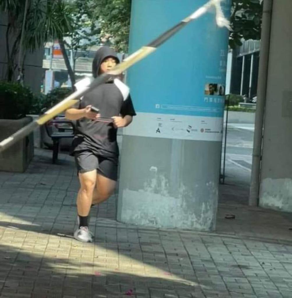 疑似姜濤跑步大晒粗腿,網民直情話「姜濤都幾大隻」。