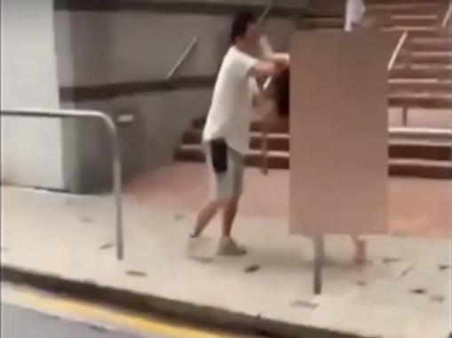 網上熱話|熱心男子上前制服裸女。(網片截圖)