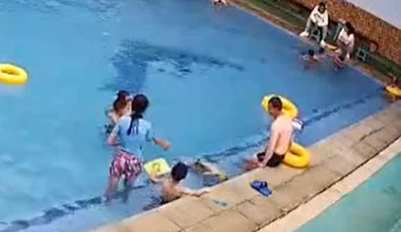 該名成年男只是將昏迷不醒的男童拖到池邊,未有即時施救,及後坐在池邊休息,冷理男童再度沉底。