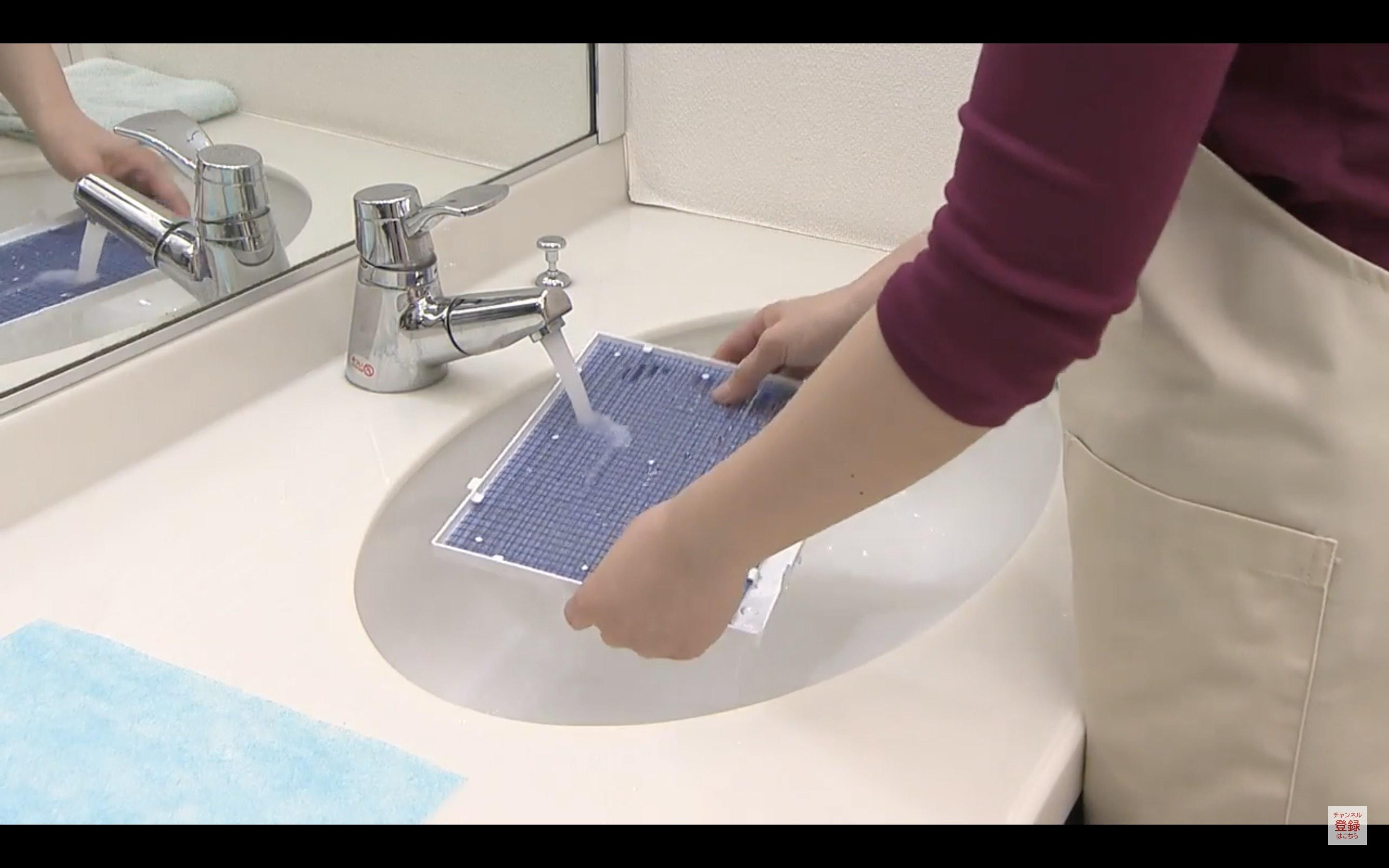 簡單用水沖洗抽濕機隔塵網便可。(圖:三菱電機公式)