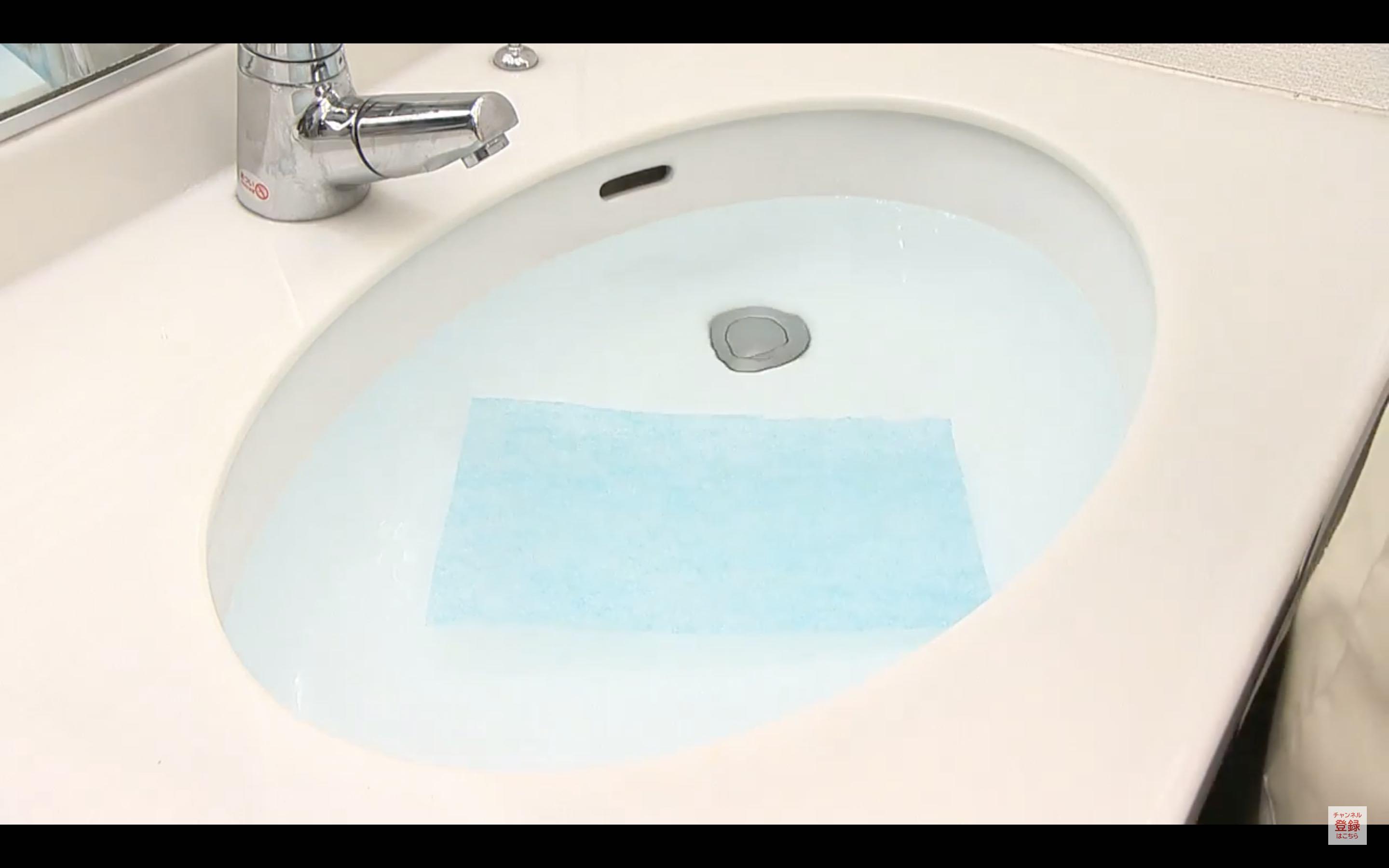 將抽濕機濾網浸泡在清水中30分鐘,不需加入清潔劑,也不用揉搓。洗乾淨後放到陰涼的位置風乾。(圖:三菱電機公式)