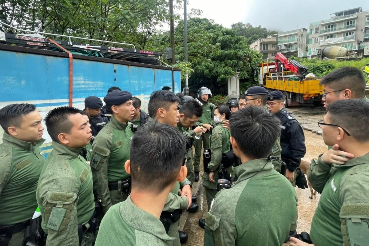 警方、消防處和民安隊在颱風襲港期間,繼續登山搜救失蹤男生曾憲哲。(警方FB圖片)