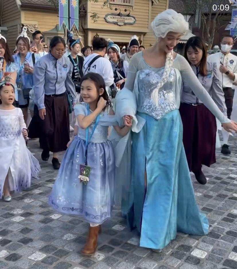 魔雪奇緣世界| 陳冠希帶6歲Alaia 現身迪士尼朝聖見Elsa
