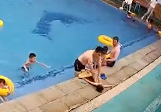 此時一名陪同孩子戲水的家長發現異常,立即將溺水男童抱上岸。
