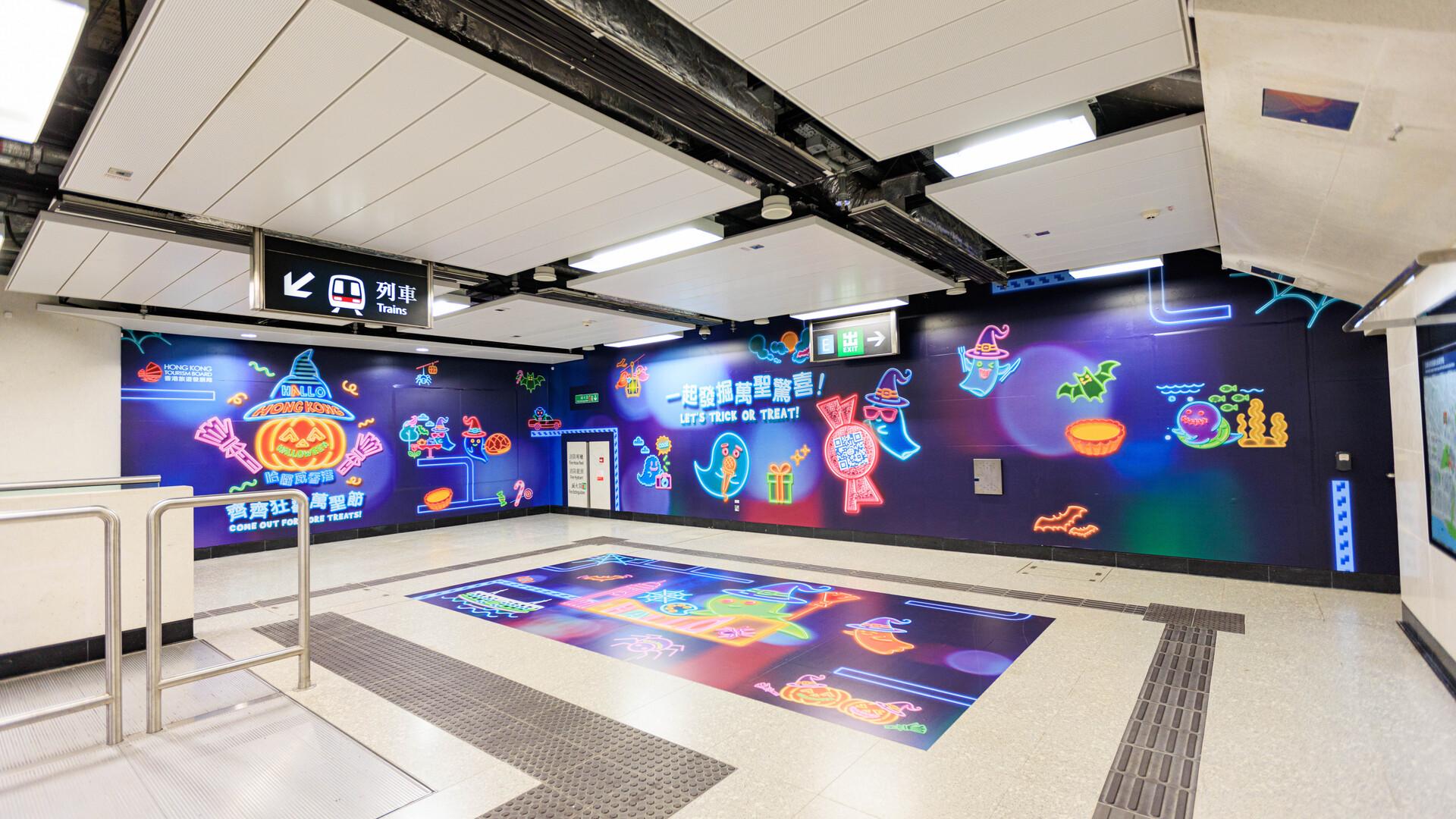 「小精靈」現身港鐵站。(旅發局)