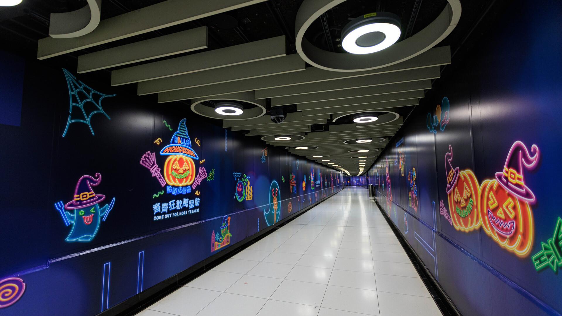 「小精靈」現身港鐵站。(旅發局)