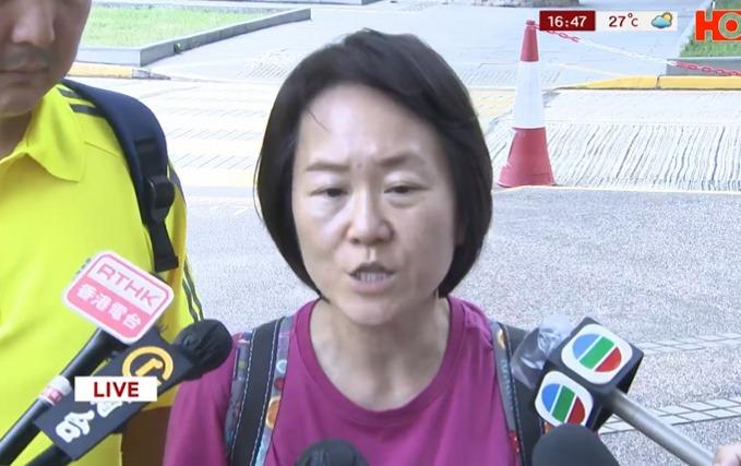 曾母見傳媒時指,事件令她深感香港人有愛,兒子平安尋回相信是神蹟。(直播截圖)