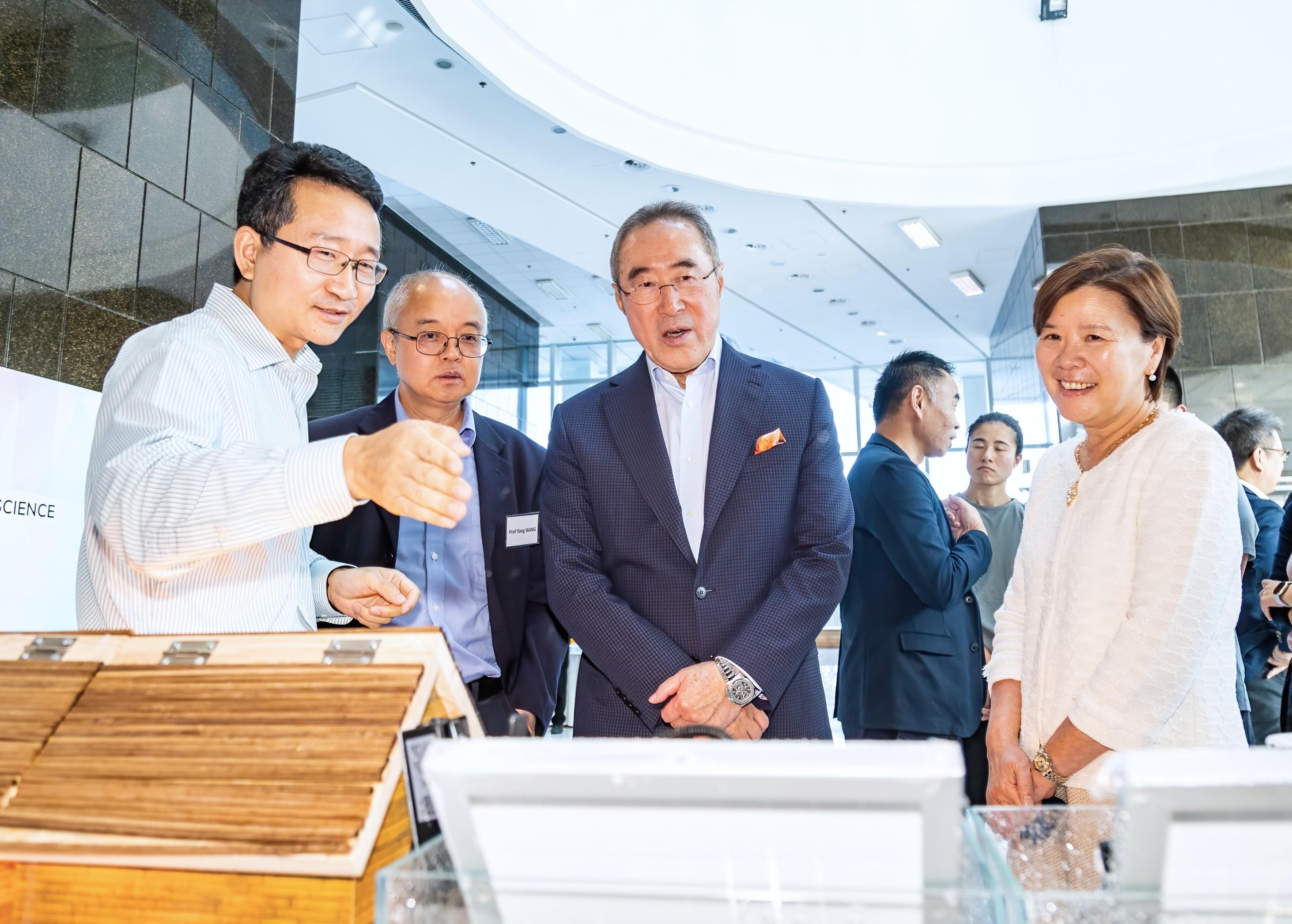 科大機械及航空航天工程學系楊晶磊(左一)向唐英年、科大校長葉玉如及副校長(大學拓展)汪揚(左二)展示其創新的建築技術,用於促進可持續生活。(科大圖片)