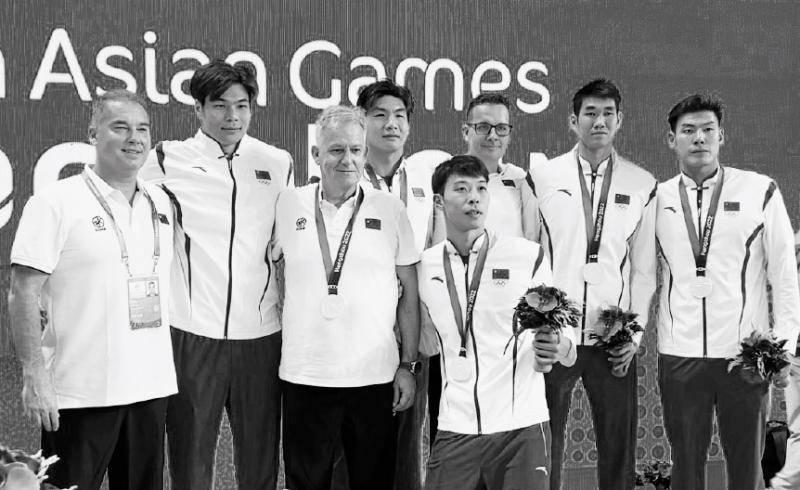 來自黑山的中國男子水球隊主教練波羅比奇(Petar Porobic)於回國航班上因心臟病不幸離世,享年67歲,他在杭州亞運奪得銀牌。(網上圖片)