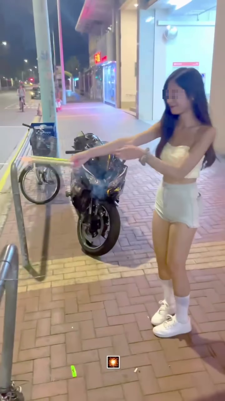元朗馬田路有少女涉嫌在街頭非法放煙花。(網上影片截圖)