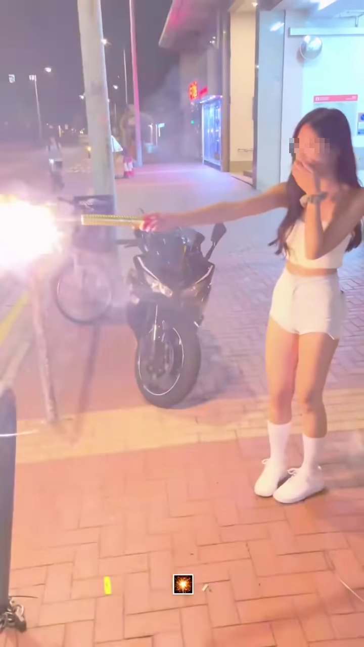 元朗馬田路有少女涉嫌在街頭非法放煙花。(網上影片截圖)