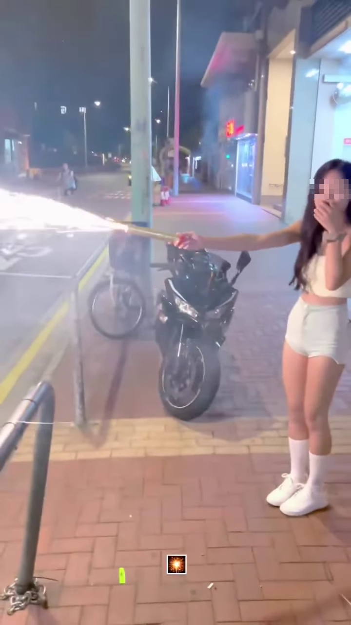 元朗馬田路有少女涉嫌在街頭非法放煙花。(網上影片截圖)