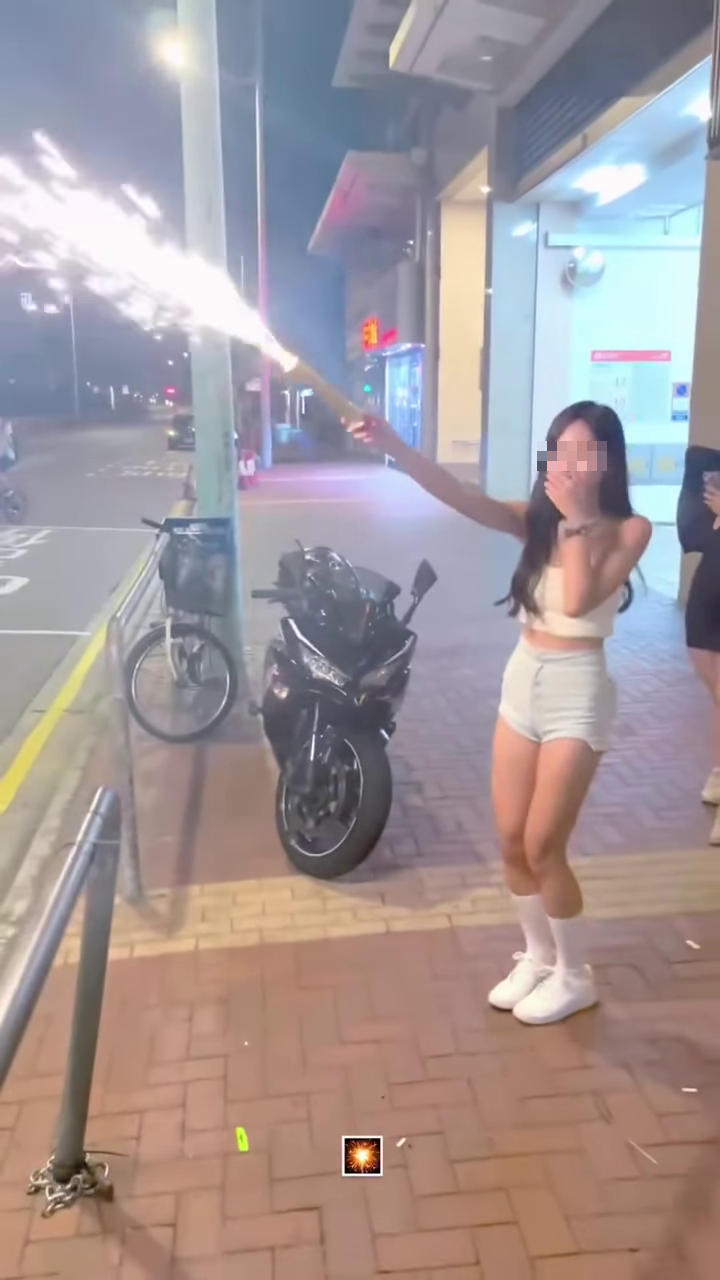 元朗馬田路有少女涉嫌在街頭非法放煙花。(網上影片截圖)