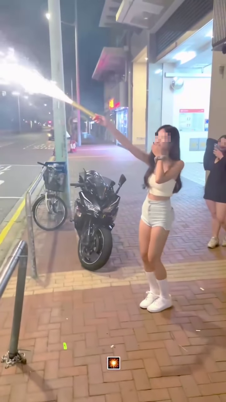 元朗馬田路有少女涉嫌在街頭非法放煙花。(網上影片截圖)